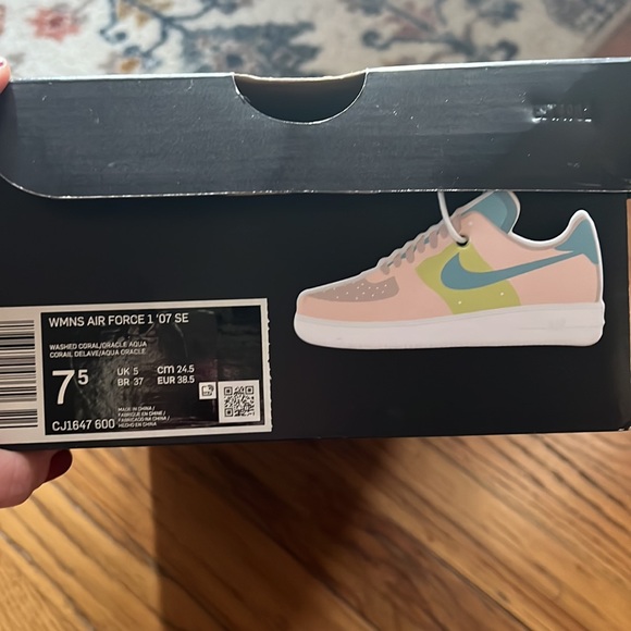 Very different Womens Nike Air Force 1 ‘07 SE - Picture 13 of 13